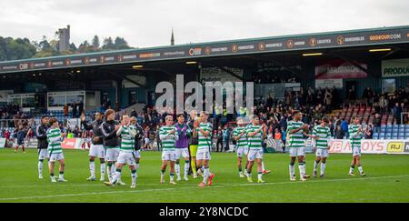 Dingwall, Großbritannien. Oktober 2024. 6. Oktober 2024; Victoria Park, Dingwall, Schottland: Scottish Premiership Football, Ross County versus Celtic; Celtic Spieler applaudieren den Fans am Ende Credit: Action Plus Sports Images/Alamy Live News Stockfoto