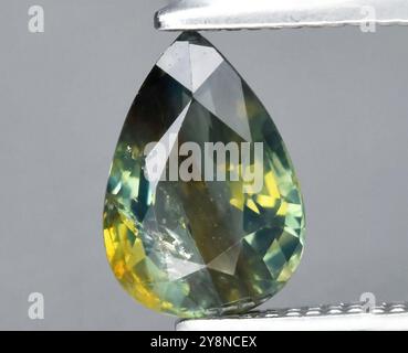 Exquisite polierte Teardrop Natural Edelstein mit bunten Tönen und komplizierten Facetten. Stockfoto