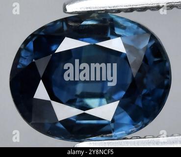 Exquisiter, tiefblauer natürlicher Saphirstein mit Brillantschliff und strahlendem Glanz. Stockfoto