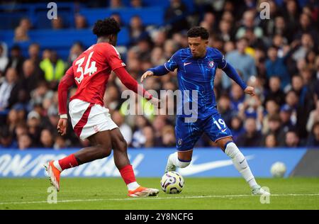 Chelsea’s Jadon Sancho und Nottingham Forest’s Ola Aina (links) während des Premier League-Spiels in Stamford Bridge, London. Bilddatum: Sonntag, 6. Oktober 2024. Stockfoto