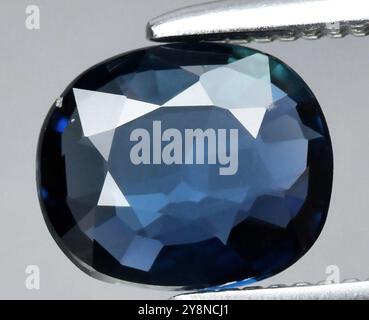 Exquisiter, tiefblauer natürlicher Saphir-Edelstein mit brillanter Facettierung. Stockfoto