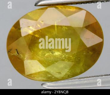 Exquisiter gelber Citrine Edelstein mit facettiertem Glanz und einzigartigen Inclusions. Stockfoto