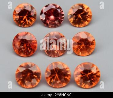 Exquisite Sammlung von natürlichen orangen Edelsteinen in einem einzigartigen Arrangement. Stockfoto