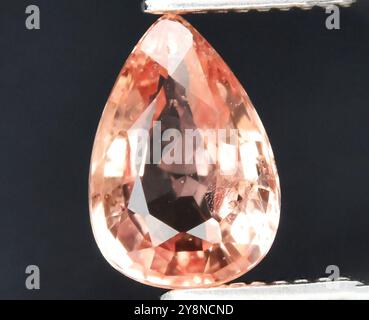 Exquisiter, tropfenförmiger natürlicher rosafarbener Edelstein mit brillanter Facettierung. Stockfoto