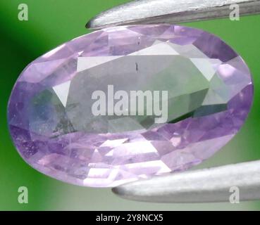 Exquisiter natürlicher Amethyst-Edelstein mit strahlenden lila Tönen und komplizierter Facettierung. Stockfoto