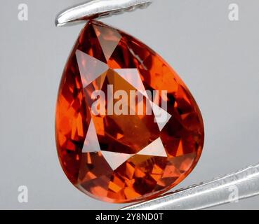 Exquisites Tropfenförmiges, Natürliches Orange Edelstein Funkelnd Unter Licht. Stockfoto