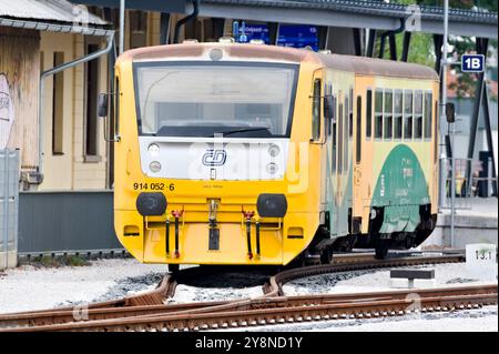 Regionale Lokalbahn des Staatsunternehmens Ceske drahy oder der Tschechischen Eisenbahn am Bahnhof. Großer Eisenbahnbetreiber in der Tschechischen Republik. Stockfoto