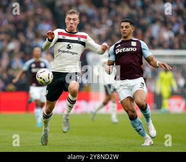 Birmingham, Großbritannien. Oktober 2024. Aston Villa's Diego Carlos mit Rasmus Højlund von Manchester United während des Premier League Spiels im Villa Park, Birmingham. Der Bildnachweis sollte lauten: Andrew Yates/Sportimage Credit: Sportimage Ltd/Alamy Live News Stockfoto