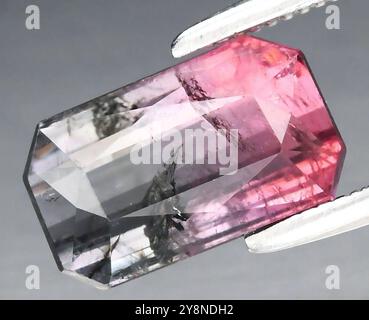 Exquisiter Mehrfarbiger Tourmaline Edelstein Mit Komplexen Natürlichen Fehlern. Stockfoto