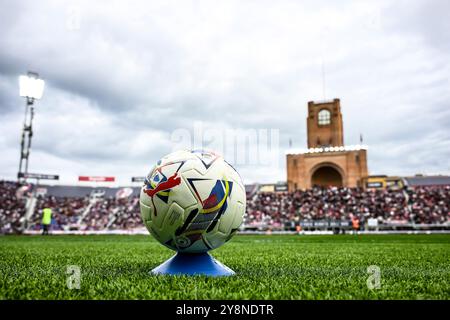 Bologna, Italien. Oktober 2024. Der Ball der Serie A Puma wurde während des Fußballspiels der Serie A zwischen Bologna FC und Parma Calcio im Renato Dall’Ara Stadion in Bologna (Italien) am 6. Oktober 2024 gezeigt. Quelle: Insidefoto di andrea staccioli/Alamy Live News Stockfoto