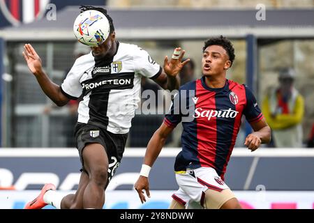 Bologna, Italien. Oktober 2024. Woyo Coulibaly von Parma Calcio und Dan Ndoye von Bologna FC während des Fußballspiels der Serie A zwischen Bologna FC und Parma Calcio im Renato Dall’Ara Stadion in Bologna (Italien) am 6. Oktober 2024. Quelle: Insidefoto di andrea staccioli/Alamy Live News Stockfoto