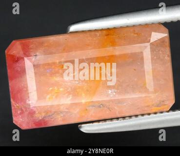 Exquisiter natürlicher orange-rosafarbener Tourmaline-Edelstein mit komplizierter Klarheit und atemberaubender Brillanz. Stockfoto