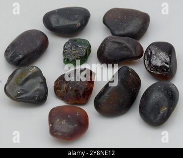 Eine fesselnde Sammlung polierter Natursteine auf hellem Hintergrund. Stockfoto