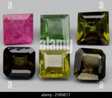 Exquisite Kollektion natürlicher Edelsteine mit einem lebendigen Spektrum an Farben und Schnitten. Stockfoto