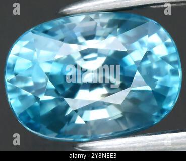 Exquisites geschliffenes Aqua Blue Natural Edelstein in brillanter Klarheit und strahlendem Glanz. Stockfoto