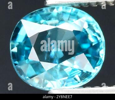 Exquisiter Naturstein mit ovalem Schliff in türkisfarbenem Oval Cut, erfasst in brillanter Klarheit und glänzendem Glanz. Stockfoto