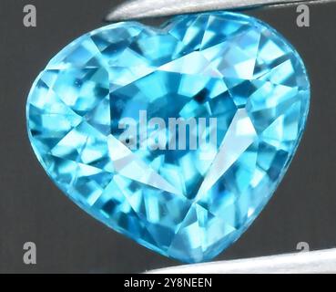 Exquisiter, herzförmiger natürlicher Aquamarin-Edelstein mit brillanter Klarheit und atemberaubenden Facetten. Stockfoto