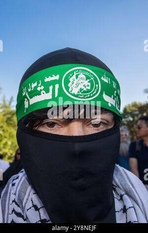 Eine Person posiert für Fotos während einer pro-palästinensischen Kundgebung im Rahmen eines internationalen Aktionstages in der Nähe des Weißen Hauses in Washington DC, USA am 5. Oktober 2024. Gegen 16:00 Uhr marschierten etwa 1.000 aus dem Lafayette Square auf die H Street NW an der Kreuzung der Black Lives Matter Plaza und blockierten die Straße. Einige hielten Banner mit der Aufschrift „FREIES PALÄSTINA“ und Schilder, die ein Waffenembargo gegen Israel verlangten, während andere palästinensische Flaggen schwenkten. Diese Demonstration ist Teil des Jahrestages der von der Hamas geführten Angriffe auf Israel vom 7. Oktober und des Beginns des verheerenden Krieges zwischen Israel und der Hamas. (Ph Stockfoto