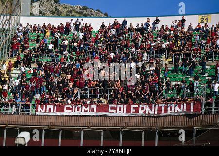 Salernitana-Fans beim italienischen Spiel der Serie BKT zwischen Palermo F.C. und Salernitana am 6. Oktober 2024 im Renzo Barbera Stadion in Palermo, Italien Stockfoto