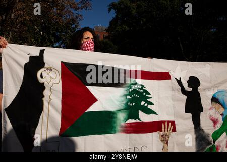 Eine Person posiert für Fotos während einer pro-palästinensischen Kundgebung im Rahmen eines internationalen Aktionstages in der Nähe des Weißen Hauses in Washington DC, USA am 5. Oktober 2024. Gegen 16:00 Uhr marschierten etwa 1.000 aus dem Lafayette Square auf die H Street NW an der Kreuzung der Black Lives Matter Plaza und blockierten die Straße. Einige hielten Banner mit der Aufschrift „FREIES PALÄSTINA“ und Schilder, die ein Waffenembargo gegen Israel verlangten, während andere palästinensische Flaggen schwenkten. Diese Demonstration ist Teil des Jahrestages der von der Hamas geführten Angriffe auf Israel vom 7. Oktober und des Beginns des verheerenden Krieges zwischen Israel und der Hamas. (Ph Stockfoto