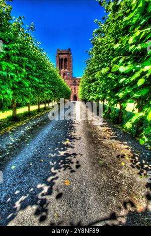 Dorf Eccleston, England. Malerischer Blick auf das Ende des 19.. Jahrhunderts von George Frederick Bodley entworfene Marienkirche. Stockfoto