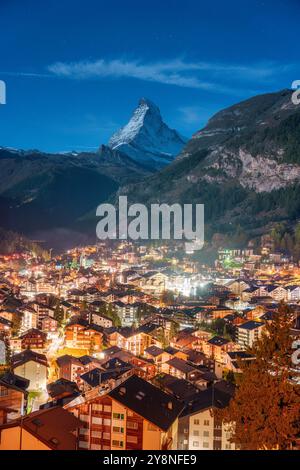 Wunderschöner berühmter Aussichtspunkt auf das beleuchtete Dorf Zermatt und den Berg Matterhorn in der Nacht in der Schweiz Stockfoto