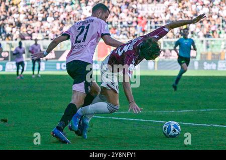 Jeremy Le Douaron (Palermo F.C.) im Kampf gegen Gian Marco Ferrari (Salernitana) beim Spiel der italienischen Serie BKT zwischen Palermo F.C. und Salernitana am 6. Oktober 2024 im Renzo Barbera Stadion in Palermo, Italien Stockfoto