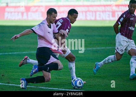 Jeremy Le Douaron (Palermo F.C.) im Kampf gegen Lilian Njoh (Salernitana) beim Spiel der italienischen Serie BKT zwischen Palermo F.C. und Salernitana am 6. Oktober 2024 im Renzo Barbera Stadion in Palermo, Italien Stockfoto