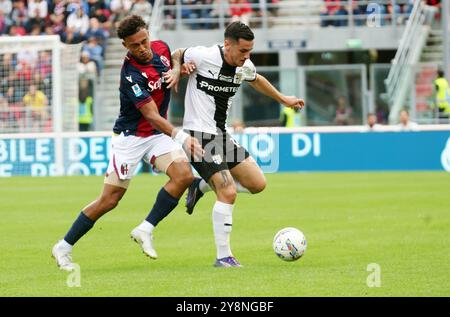 Bologna, Italien. Oktober 2024. Bolognas Dan Ndoye kämpft mit Parmas Emanuele Valeri während des italienischen Fußballspiels Enilive Serie A zwischen Bologna f.c. und Parma Calcio im Dall'Ara Stadium in Bologna, Norditalien, Sonntag, den 06. Oktober, um den Ball. 2024. Sport - Fußball - (Foto Michele Nucci Credit: LaPresse/Alamy Live News Stockfoto