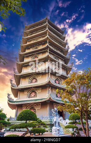 Buddhistischer Turm des Thap Xa Loi Tempels in der Linh Ung Pagode in da Nang in Vietnam, Asien im Sommer Stockfoto