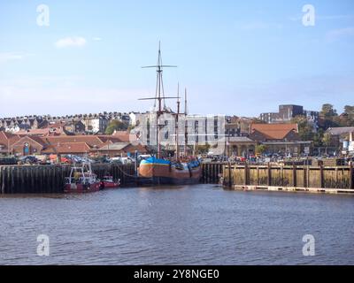 Eine Replik voller Größe, die in Whitby vertäut ist Stockfoto