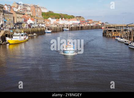 Whitby Harbour von der Swing Bridge aus gesehen Stockfoto