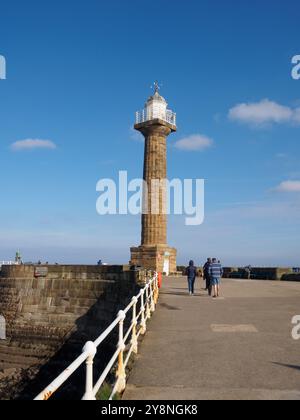 Der West Pier Leuchtturm Whitby Harbour Stockfoto
