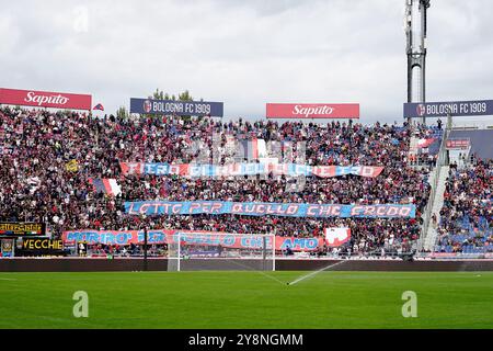 Bologna, Italien. Oktober 2024. Anhänger von Bologna während des Spiels der Serie A Enilive zwischen Bologna FC und Parma Calcio 1903 im Stadio Renato Dall’Ara am 6. Oktober 2024 in Bologna, Italien. Quelle: Giuseppe Maffia/Alamy Live News Stockfoto