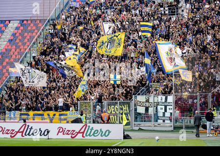 Bologna, Italien. Oktober 2024. Anhänger von Parma beim Spiel der Serie A Enilive zwischen Bologna FC und Parma Calcio 1903 im Stadio Renato Dall’Ara am 6. Oktober 2024 in Bologna, Italien. Quelle: Giuseppe Maffia/Alamy Live News Stockfoto