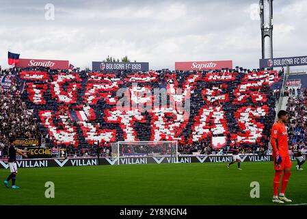 Bologna, Italien. Oktober 2024. Anhänger von Bologna während des Spiels der Serie A Enilive zwischen Bologna FC und Parma Calcio 1903 im Stadio Renato Dall’Ara am 6. Oktober 2024 in Bologna, Italien. Quelle: Giuseppe Maffia/Alamy Live News Stockfoto