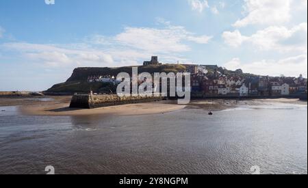 Whitby Old Town und St. Mary's Church und Tate Hill Pier Stockfoto