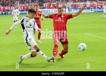 06.10.2024, Merkur Spiel-Arena, Düsseldorf, DE, 2. FBL. Fortuna Düsseldorf vs. Hamburger SV, im Bild: Tim Oberdorf (Fortuna Düsseldorf #15), im Zweikampf gegen Noah Katterbach (HSV #33), Foto © nordphoto GmbH/Meuter DFL-Vorschriften verbieten jede Verwendung von Fotografien als Bildsequenzen und/oder Quasi-Video. Stockfoto