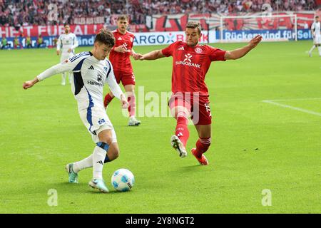 06.10.2024, Merkur Spiel-Arena, Düsseldorf, DE, 2. FBL. Fortuna Düsseldorf vs. Hamburger SV, im Bild: Tim Oberdorf (Fortuna Düsseldorf #15), im Zweikampf gegen Noah Katterbach (HSV #33), Foto © nordphoto GmbH/Meuter DFL-Vorschriften verbieten jede Verwendung von Fotografien als Bildsequenzen und/oder Quasi-Video. Stockfoto