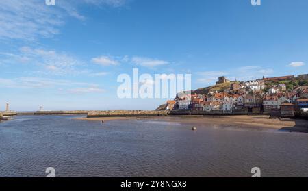 Der Hafeneingang und die Altstadt von Whitby Stockfoto