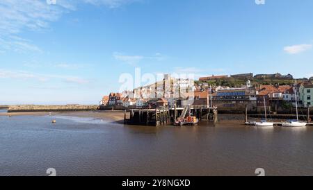 Whitby Harbour und die Altstadt Stockfoto