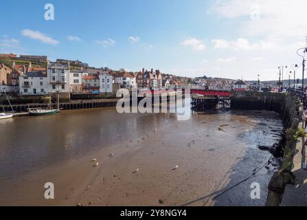 Die Swing Bridge überspannt den Hafen in Whitby Stockfoto