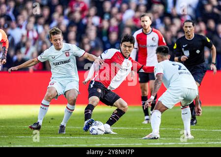 Rotterdam, Niederlande. Oktober 2024. Rotterdam - Mathias Kjolo vom FC Twente, in-Beom Hwang von Feyenoord, Mees Hilgers vom FC Twente während der Achtrunde der Eredivisie Saison 2024/2025. Das Spiel findet am 6. Oktober 2024 im Stadion Feijenoord de Kuip in Rotterdam statt. Credit: Box to Box Pictures/Alamy Live News Stockfoto