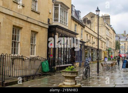 24. April 2024 an einem ruhigen, nassen Nachmittag im Frühjahr kommen Fußgänger in einem Fußgängerviertel der City of Bath, Somerset England, vorbei Stockfoto