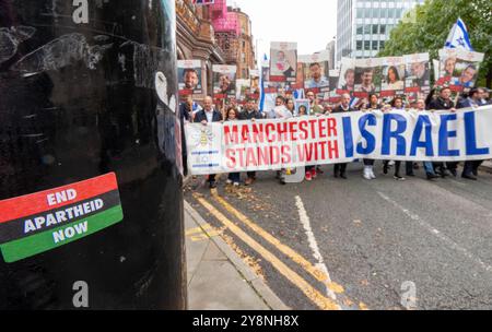 Manchester, Großbritannien. Oktober 2024. März hat pro Palestine Sticker. Manchester steht mit Israel march und Rally. Die Rallye begann am St. Ann's Square und führte dann durch das Stadtzentrum zum Petersplatz vor der Zentralbibliothek. Eine starke Polizeipräsenz mit bewaffneter Polizei und auch privater Sicherheitsfirma CST waren anwesend. Auf dem Petersplatz schwenkte eine einsame Frau eine Palestianflagge, die von einigen Mitgliedern der pro-israelischen Menschenmenge befragt wurde. Pro Israel März Manchester UK. Bild: Garyroberts/worldwidefeatures.com Credit: GaryRobertsphotography/Alamy Live News Stockfoto