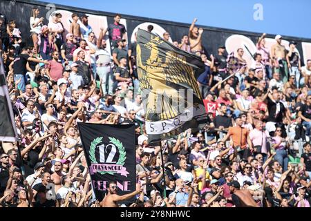 Palermo FC Fans beim Spiel Palermo FC gegen US Salernitana, italienisches Fußball-Spiel der Serie B in Palermo, Italien, 06. Oktober 2024 Stockfoto