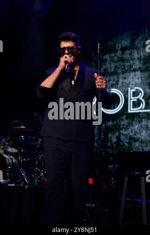 Hollywood, USA. Oktober 2024. HOLLYWOOD, FLORIDA - 05. OKTOBER: Robin Thicke tritt am 5. Oktober 2024 live auf der Bühne im Hard Rock Live im Seminole Hard Rock Hotel & Casino Hollywood auf. (Foto: JL/SIPA USA) Credit: SIPA USA/Alamy Live News Stockfoto