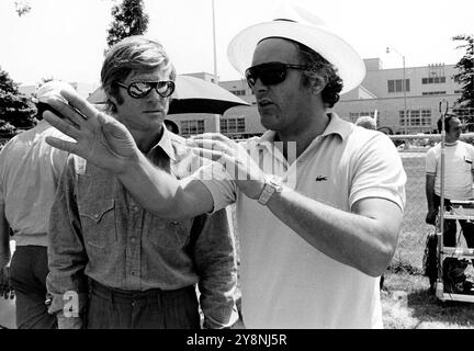 ROBERT REDFORD und Regisseur PETER YATES am Drehort Candid während der Dreharbeiten von THE HOT ROCK / HOW TO STEAL A DIAMOND IN VIER UNBEQUEMEN LEKTIONEN 1972 Regisseur PETER YATES Roman Donald E. Westlake Drehbuch William Goldman Musik Quincy Jones Landers-Roberts Productions / Twentieth Century Fox Stockfoto