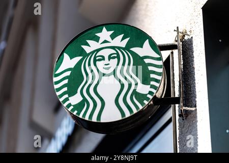 Ulm, Deutschland. September 2024. Das Firmenlogo der Starbucks Corp. Ist am 21.09.2024 in einem Starbucks Coffee Shop der Franchise-Firma im Zentrum von Ulm (Baden-Württemberg) zu sehen. Das Unternehmen ist ein internationaler US-Einzelhändler und Franchisegeber, der auf Kaffeeprodukte spezialisiert ist. Quelle: Matthias Balk/dpa/Alamy Live News Stockfoto