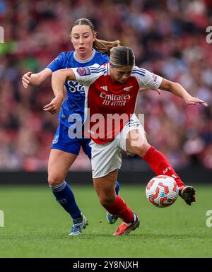 Kyra Cooney-Cross von Arsenal und Everton's Clare Wheeler in Aktion während des Women's Super League Spiels im Emirates Stadium, London. Bilddatum: Sonntag, 6. Oktober 2024. Stockfoto